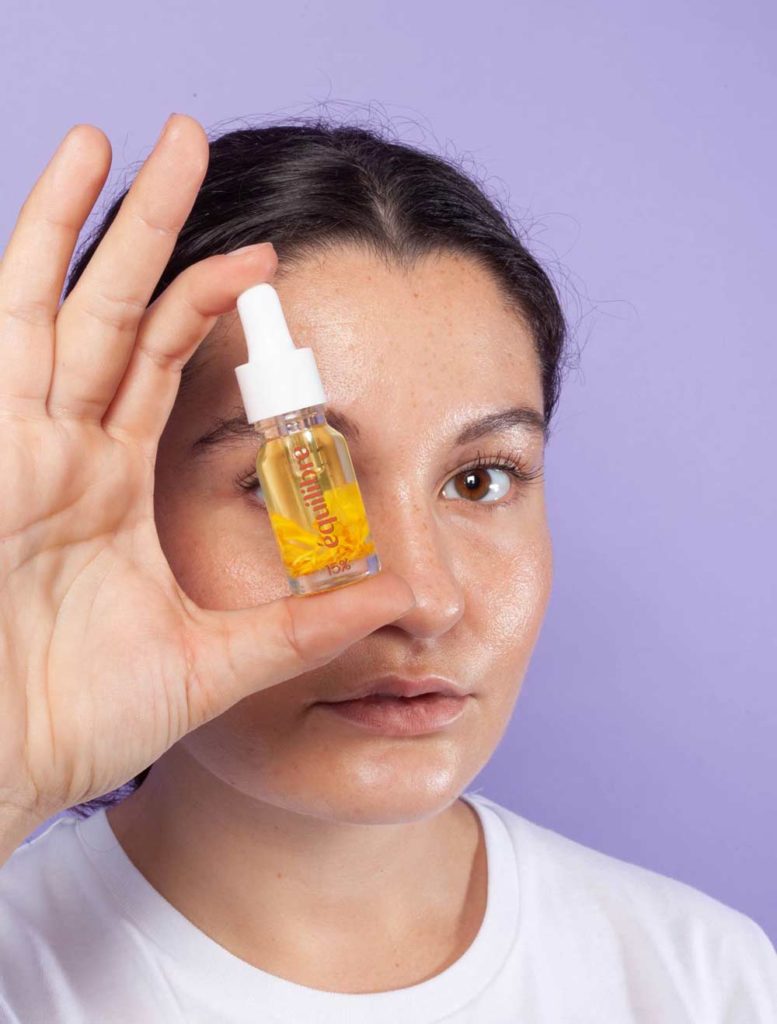 Portrait de femme avec huile CBD 15% Equilibre