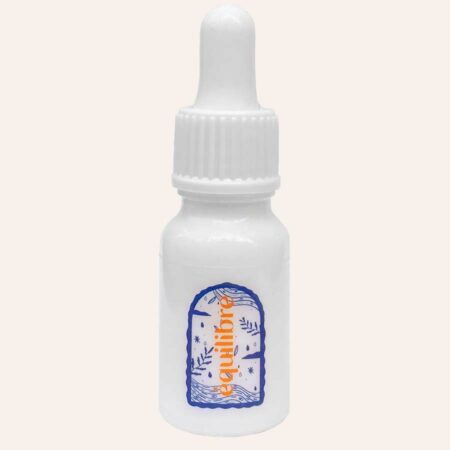Huile CBD hydrosoluble Equilibre. Bouteille blanche avec illustration de Sarah Martin.