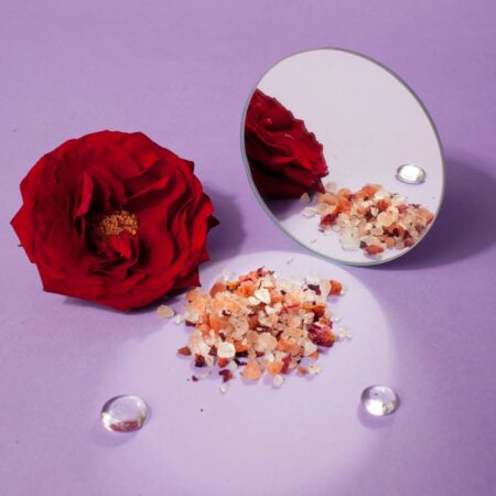 Sel de bain au CBD, sel rose de l'Himalaya, et pétales de roses