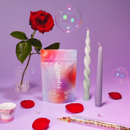 Sel de bain au CBD, sel rose de l'Himalaya, et pétales de roses