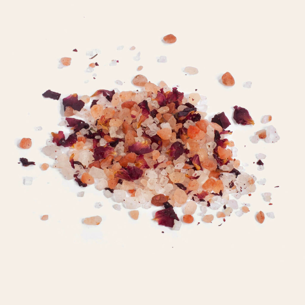 Sel de bain au CBD, sel rose de l'Himalaya, et pétales de roses