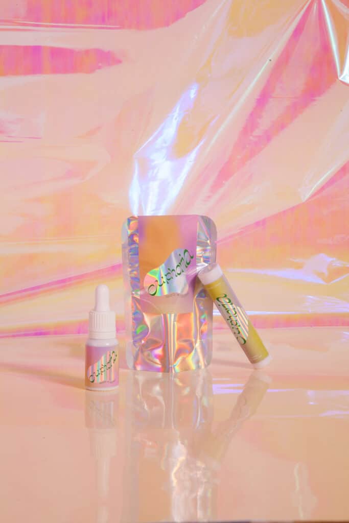 Euphoria, la collaboration Equilibre & Paulette. Les packagings holographique de l'huile de CBD et des batons de plantes.