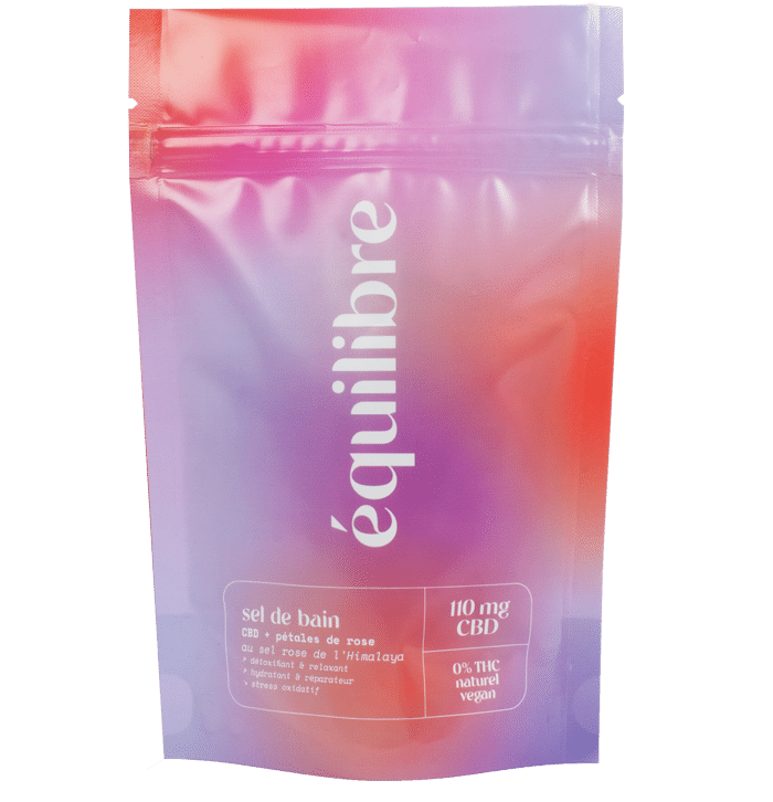 Sel de bain au CBD, sel rose de l'Himalaya, pétales de rose. .